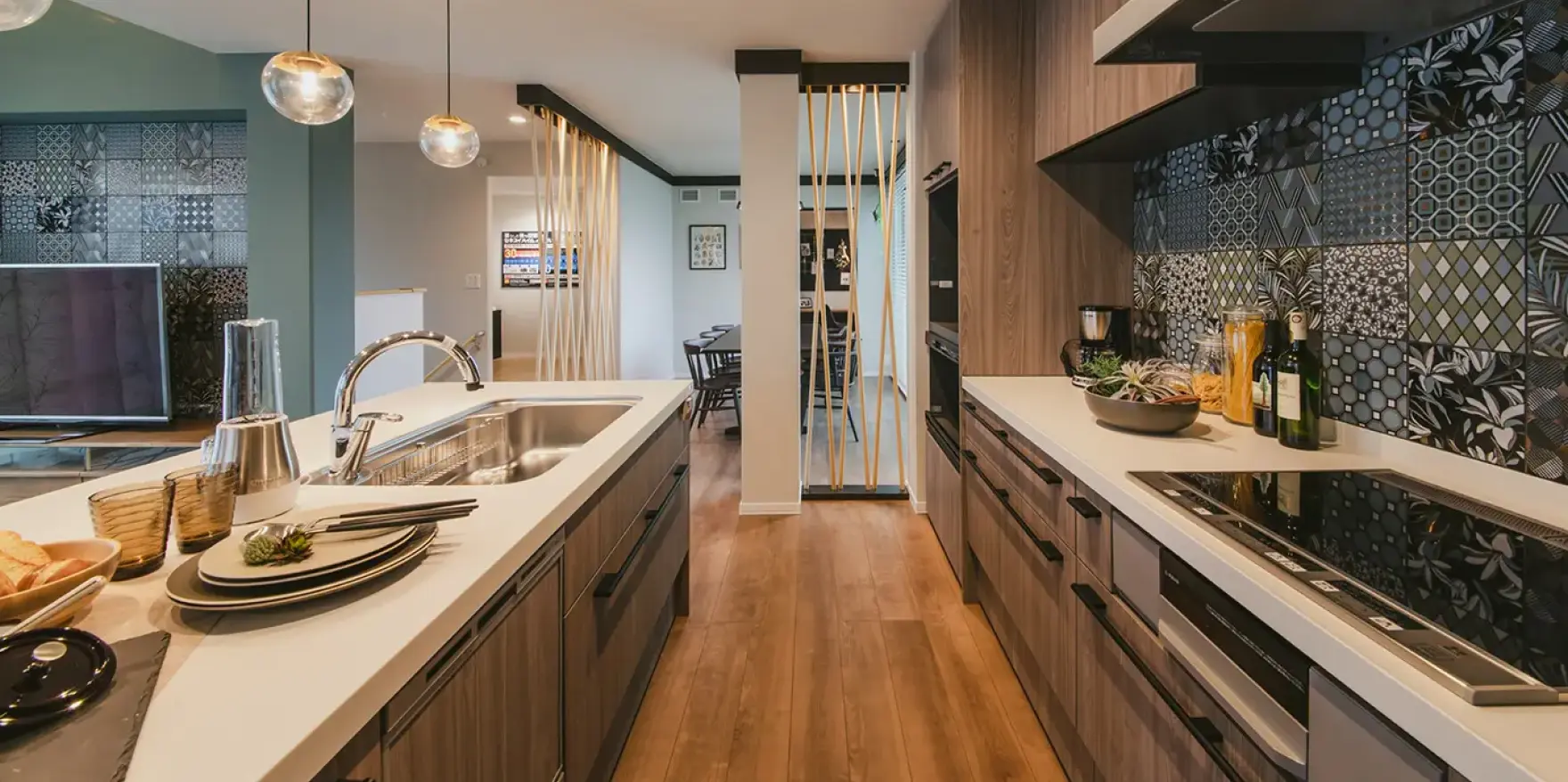 シンクとコンロを向かい合わせに配置したセパレート型キッチン