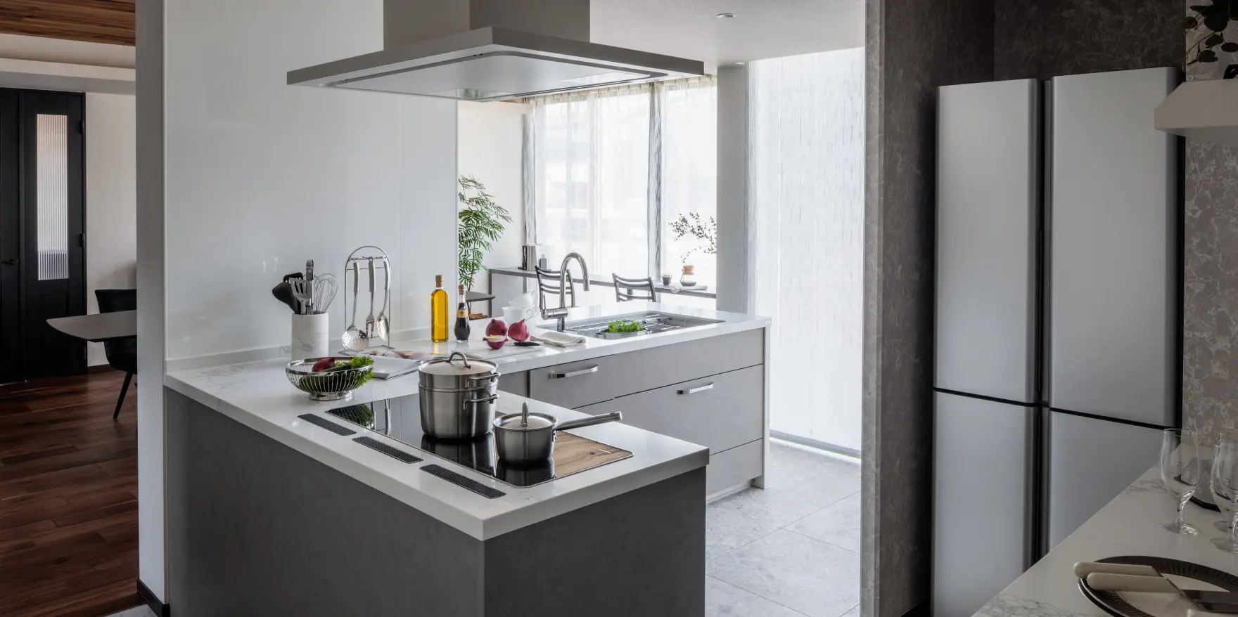 広々とした作業スペースのあるL型キッチン