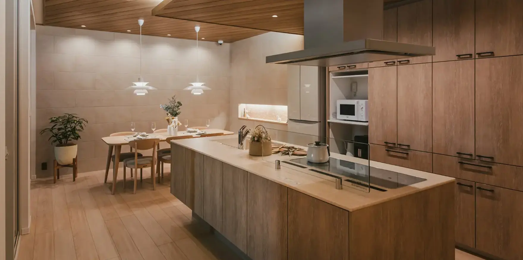 木目調を基調としたあたたかみのあるアイランド型キッチン