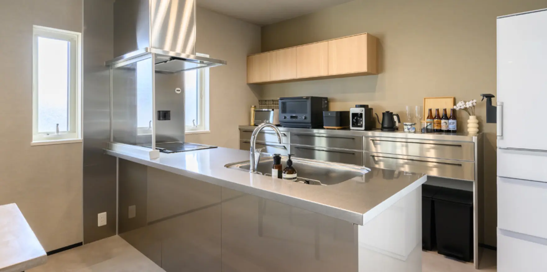 オールステンレスを採用したペニンシュラ型キッチン