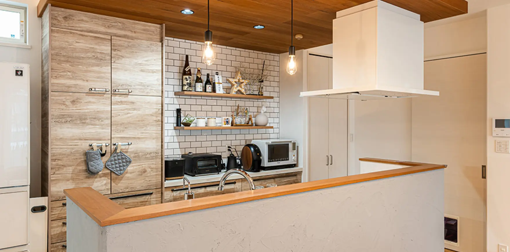 背面に飾り棚を設けたアイランドキッチン