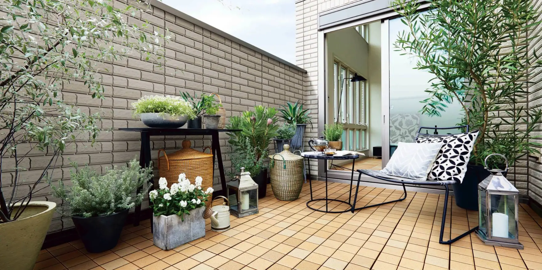 たくさんの植栽を置いたバルコニー