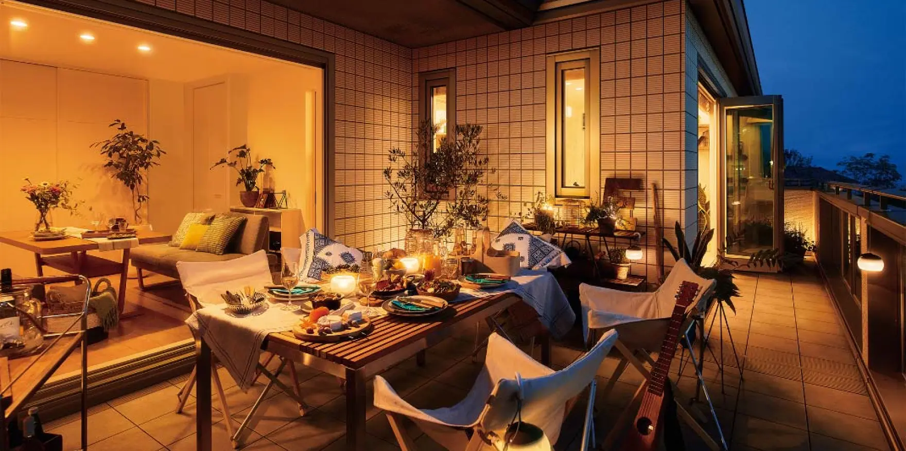 キャンドルでライトアップした夜のバルコニー