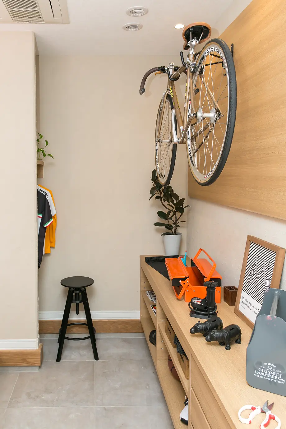 自転車や工具を収納する大きな土間収納