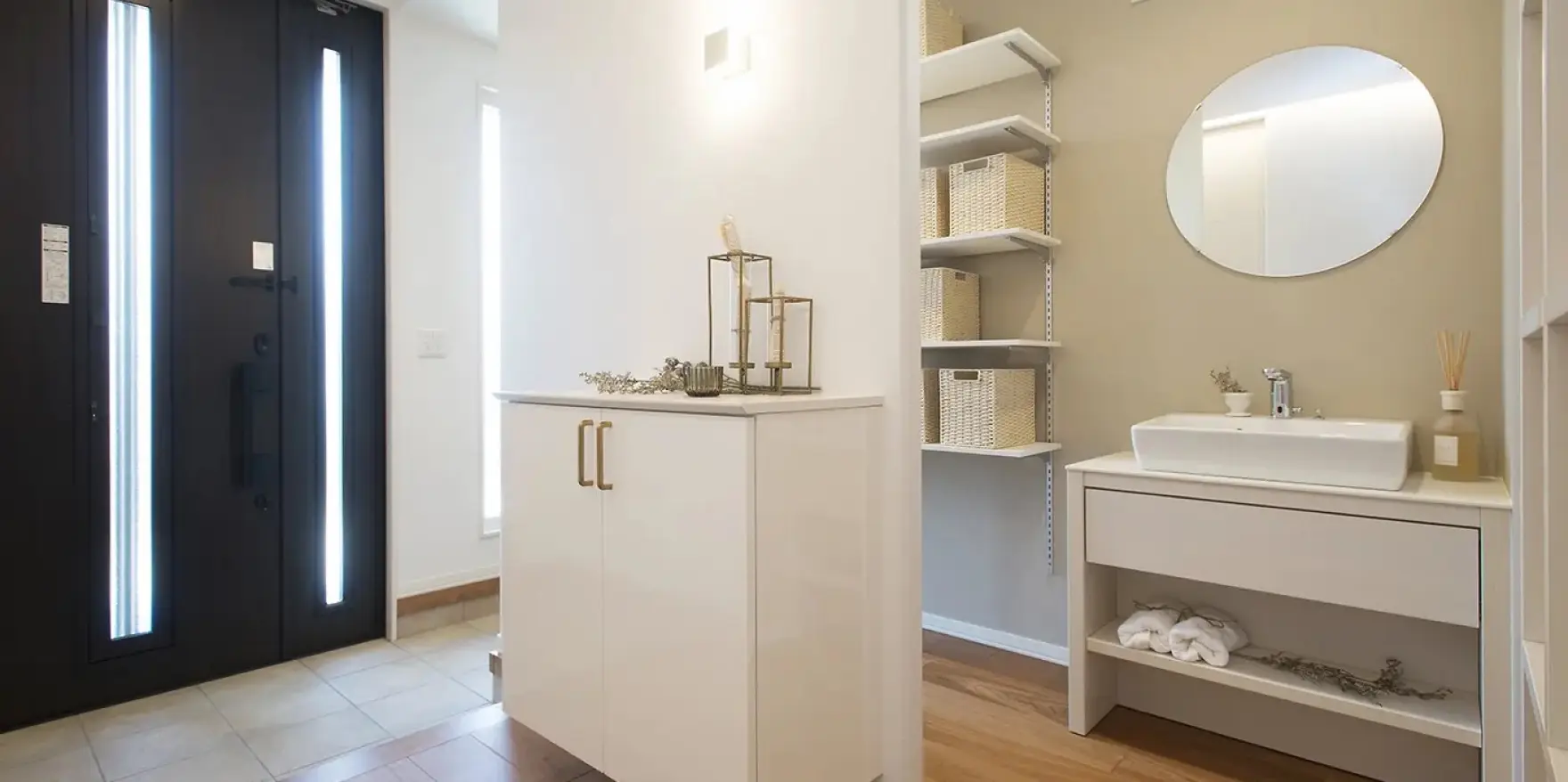 手洗いスペースを横に設けた玄関