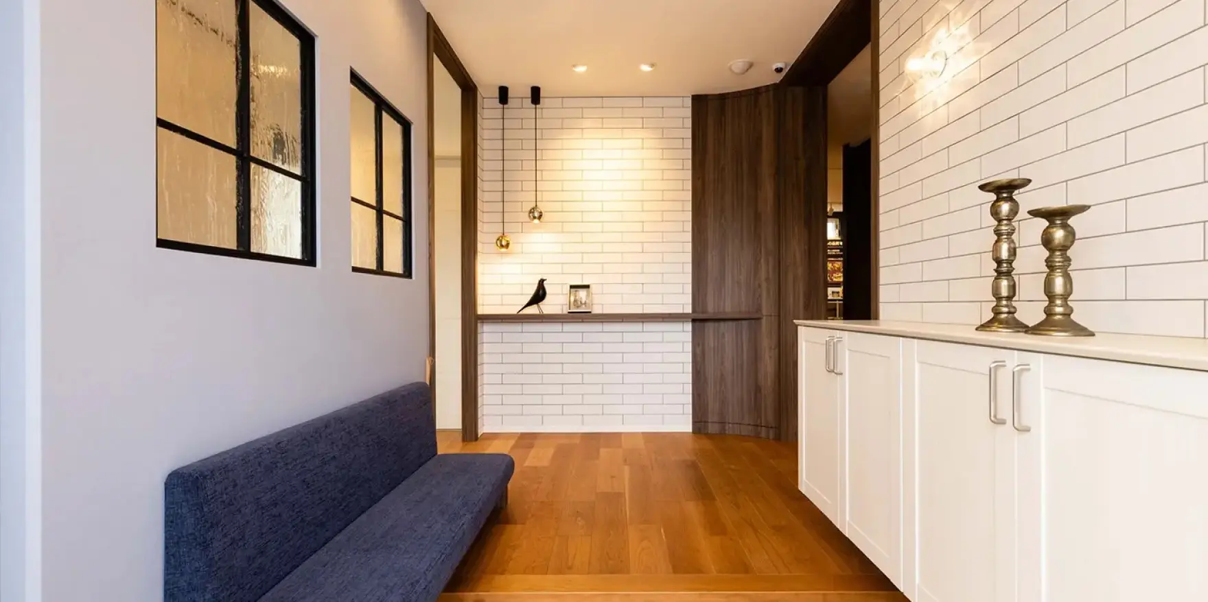 背もたれのあるベンチを併設した玄関