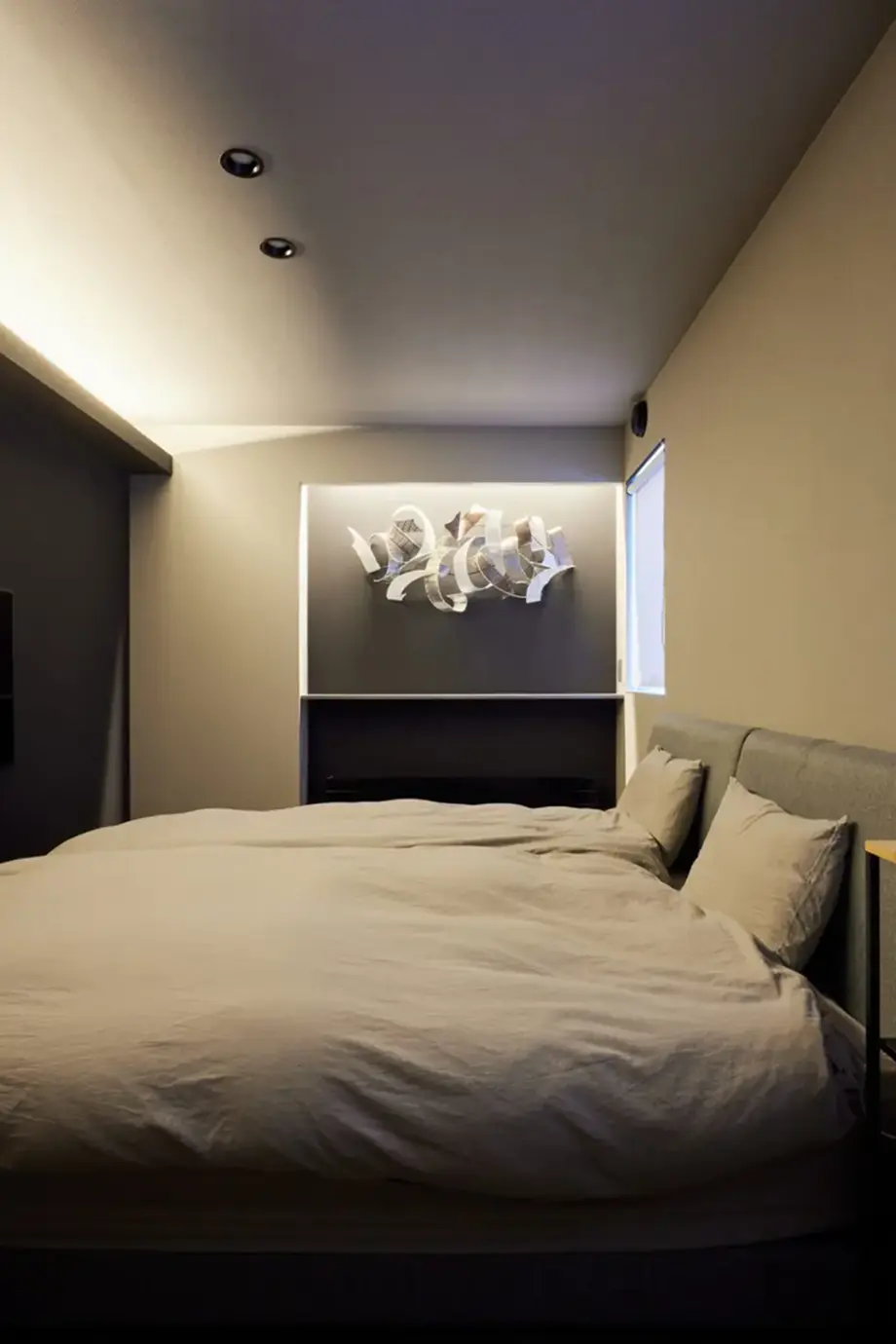 グレーを基調としたホテルライクな寝室