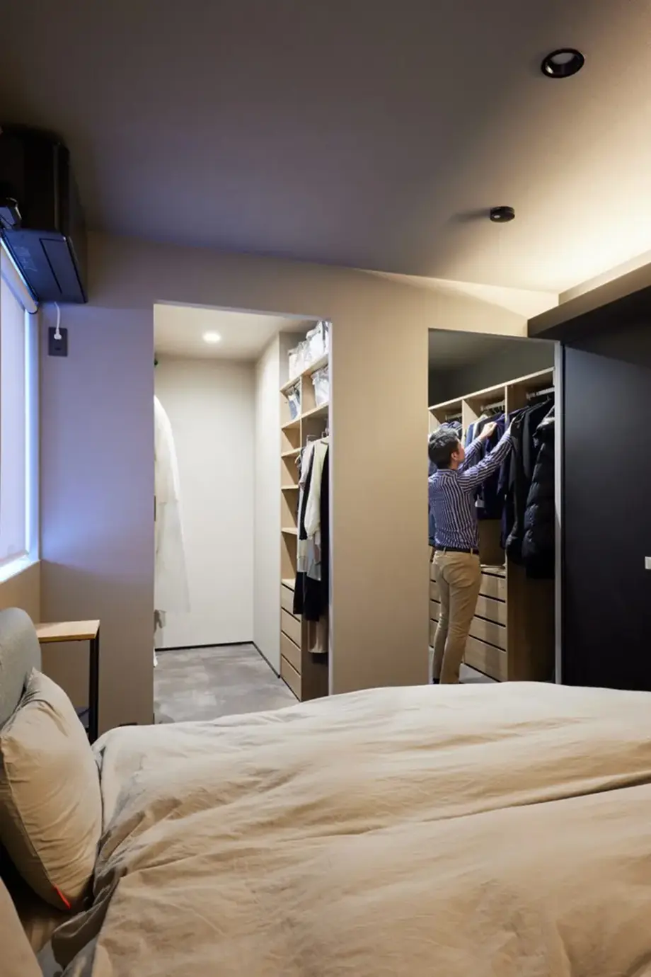 寝室に併設したWICで身支度をする男性の様子