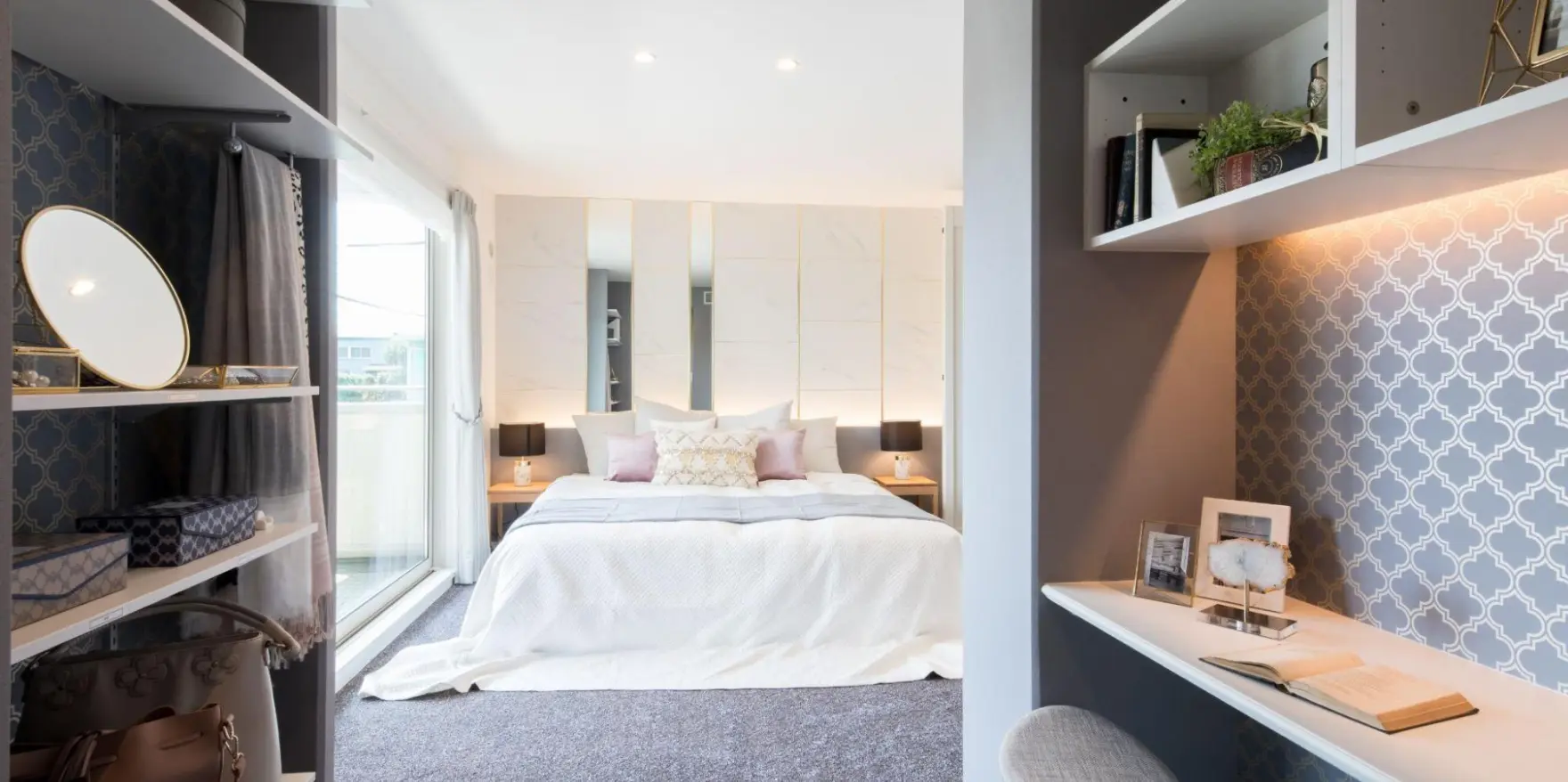 白を基調とした上質感のある寝室