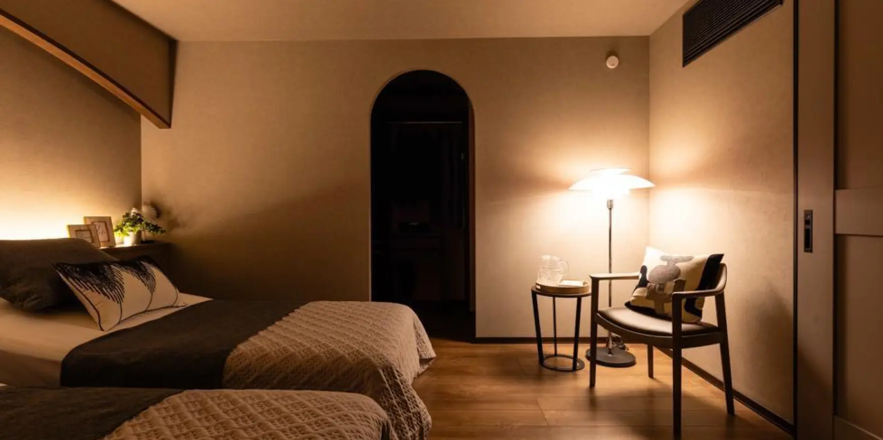 ベッド周辺に椅子とサイドテーブルを用意した寝室