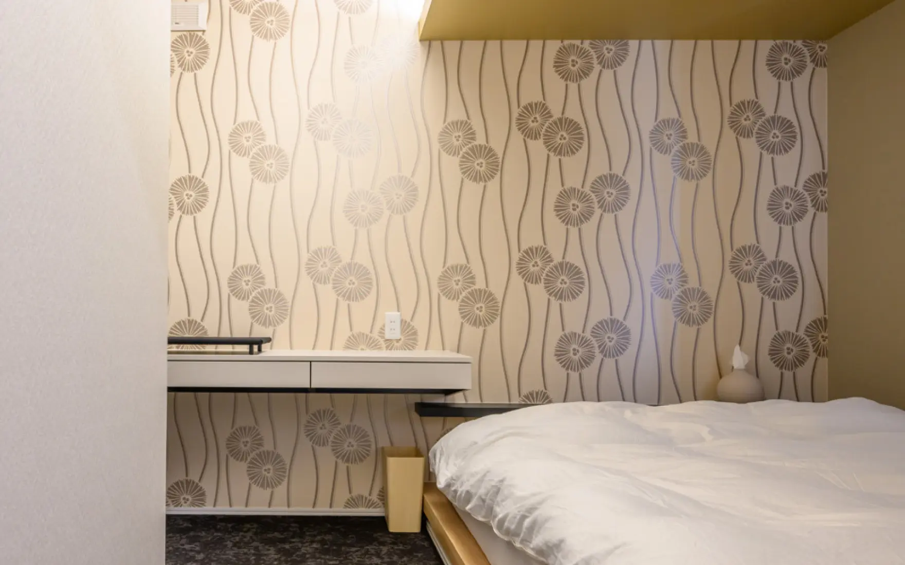 天井をあえて低めにしたこもり感のある寝室