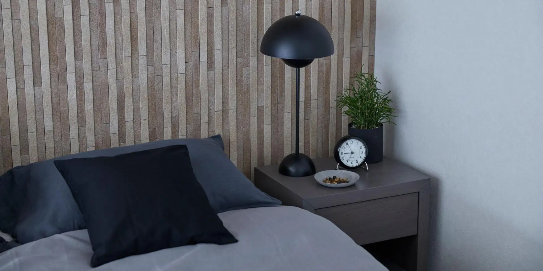 ベッド横にサイドテーブルを設けた寝室