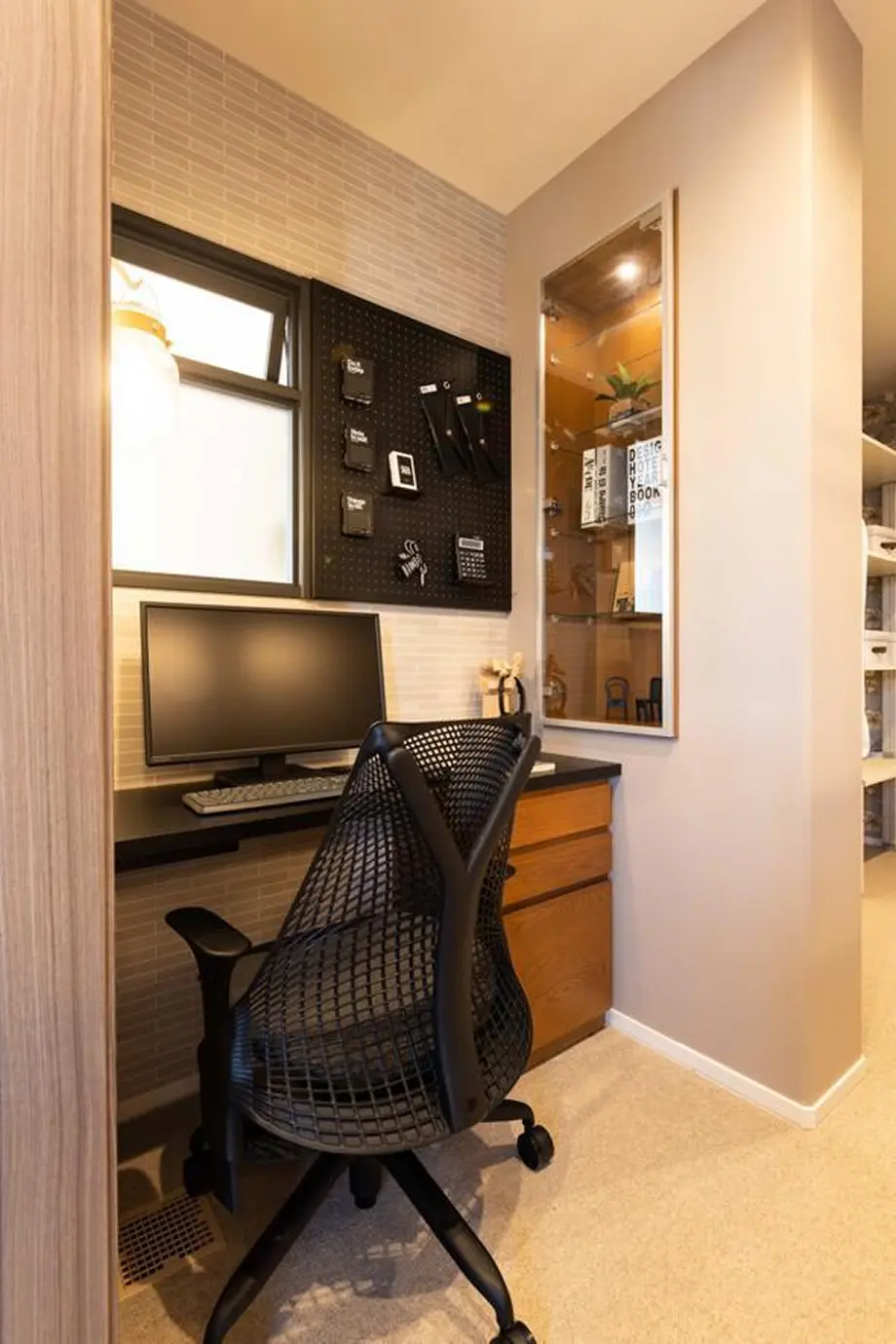 デスク上に有孔ボードを設けた半個室タイプの書斎