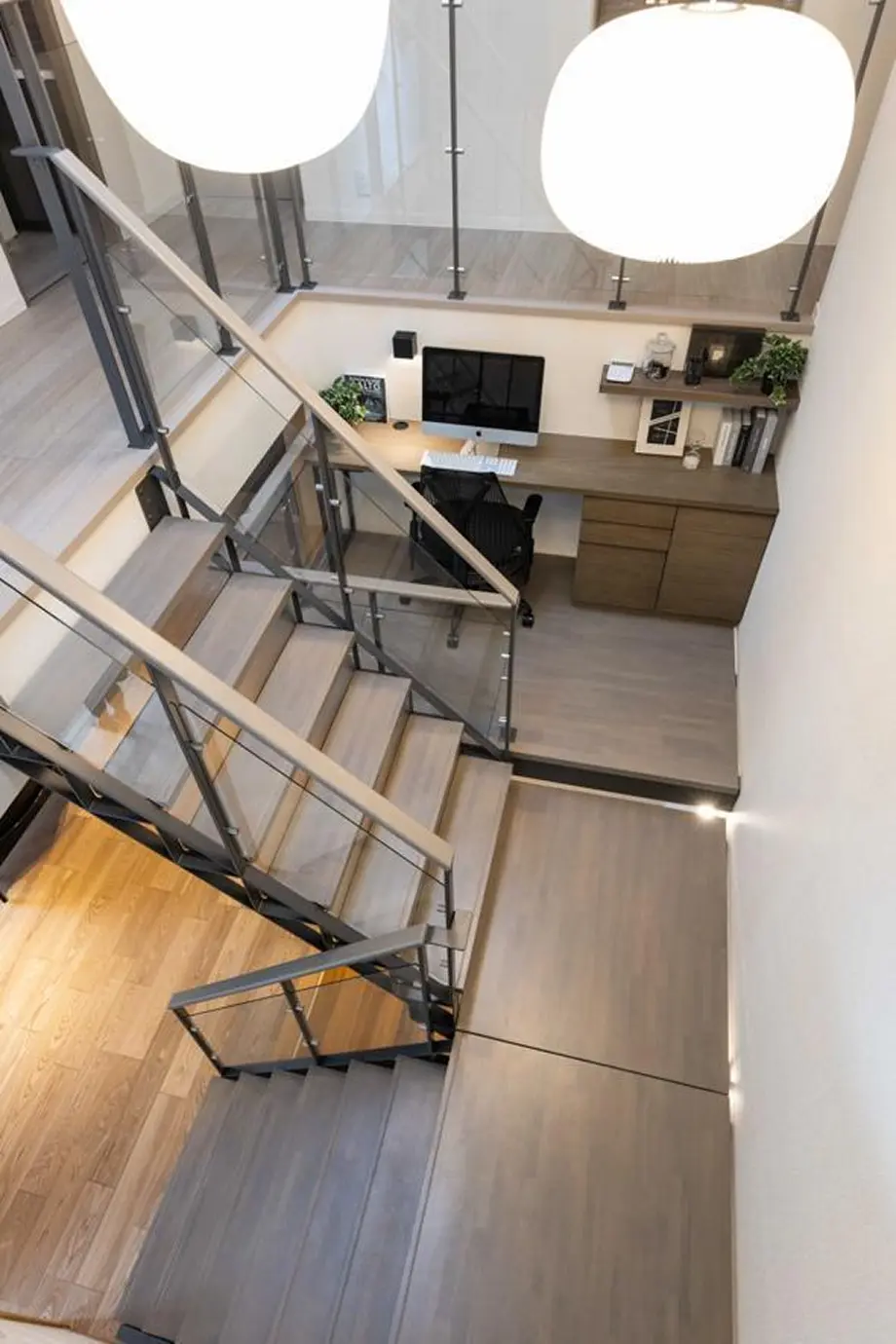 スキップフロアに設けたオープンタイプの書斎