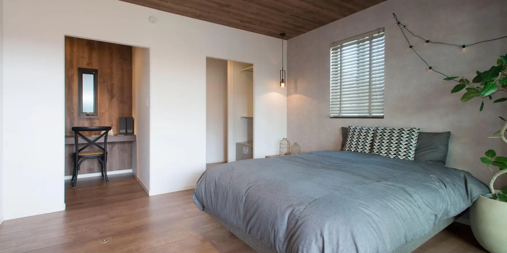 寝室の一角に設けた半個室タイプの書斎