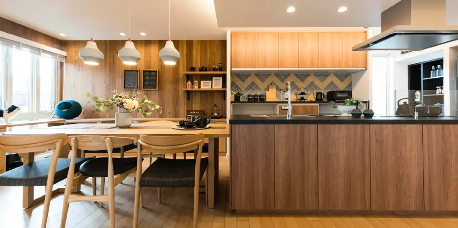 キッチンと一直線でつなげたダイニング