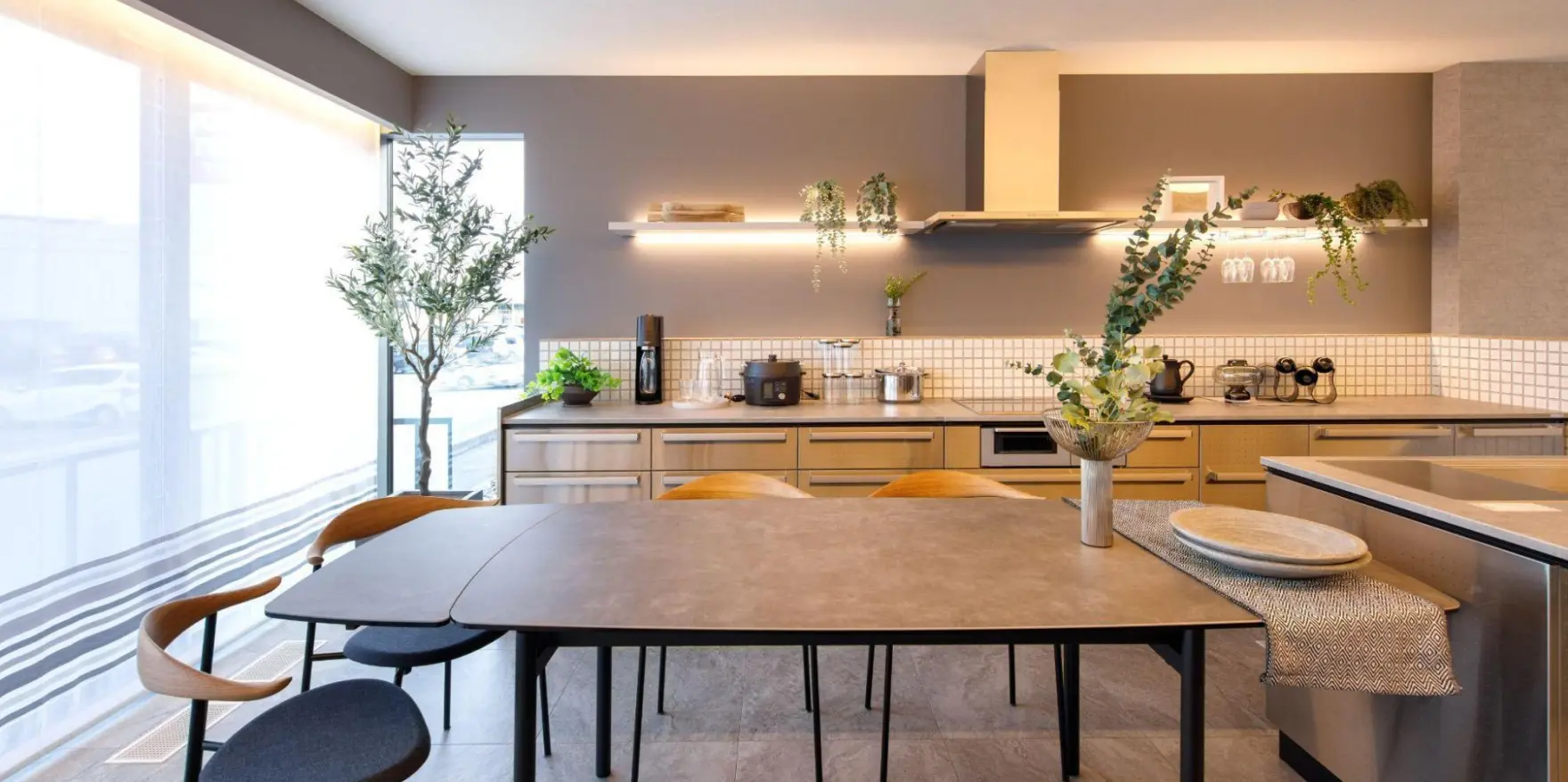 キッチンと直線でつなげたダイニング