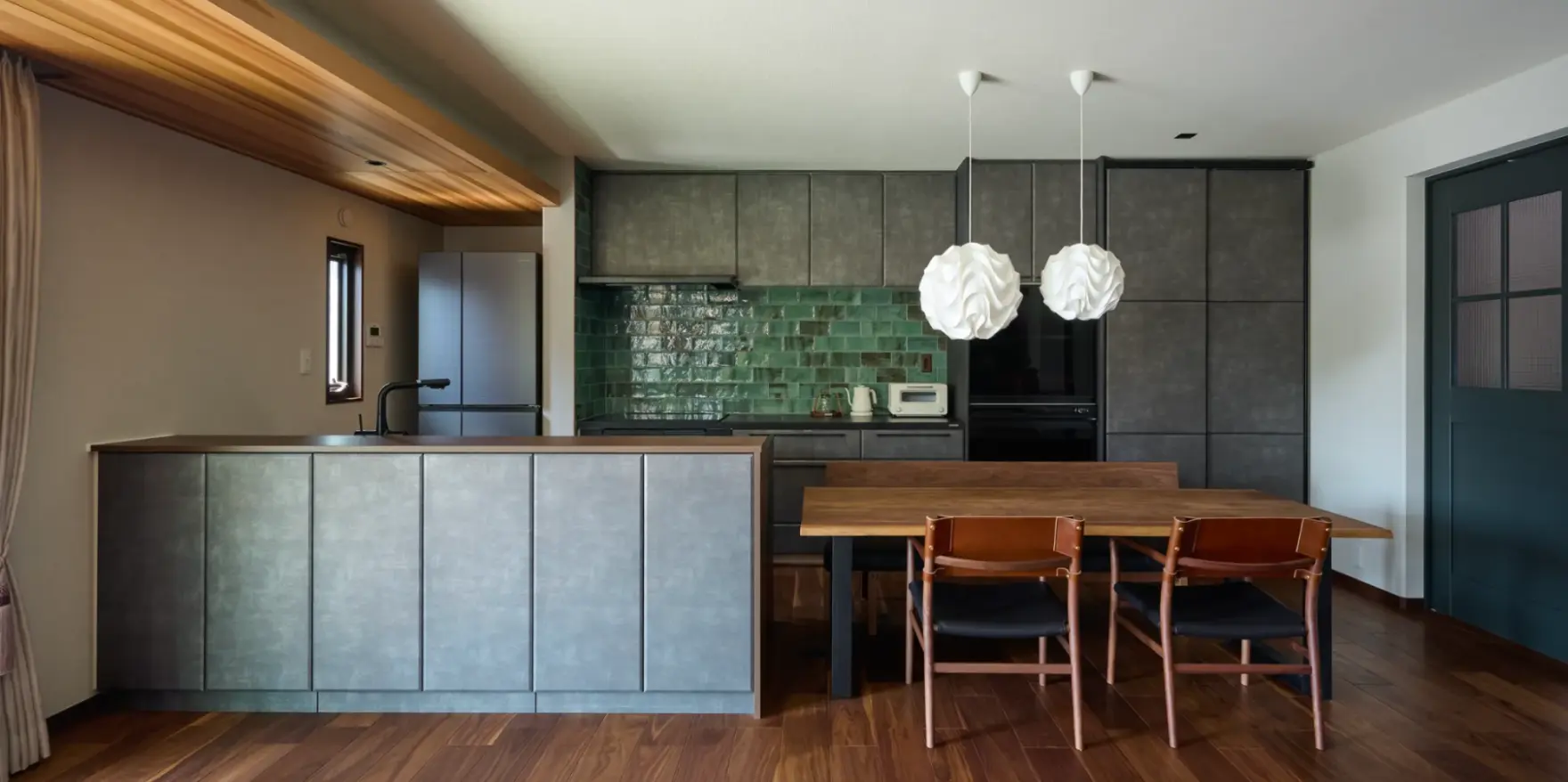 ペンダントライトが印象的なダイニング