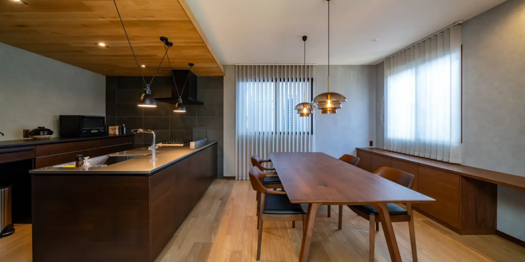 木質系の素材で統一された落ち着きのあるダイニング