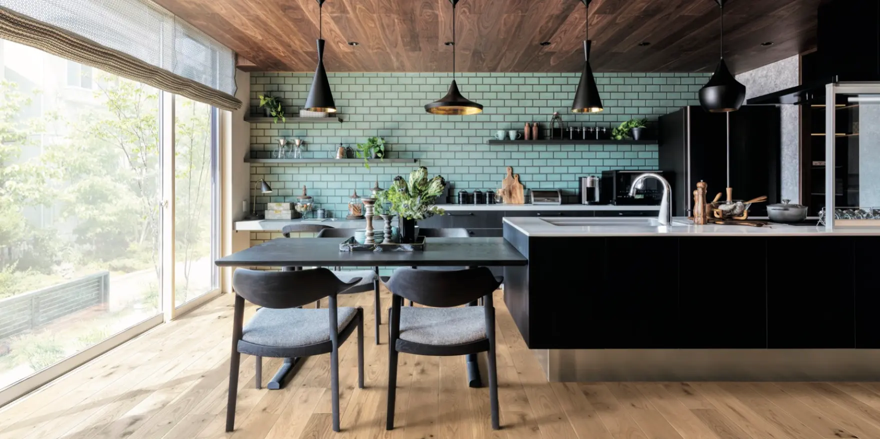 設備を黒でまとめた上質感のあるダイニング