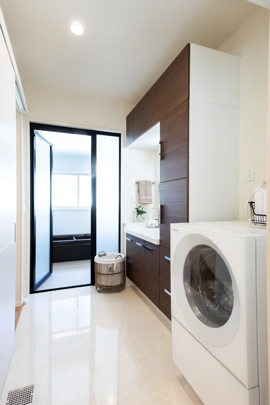 収納をたっぷり設けた脱衣所兼洗面所