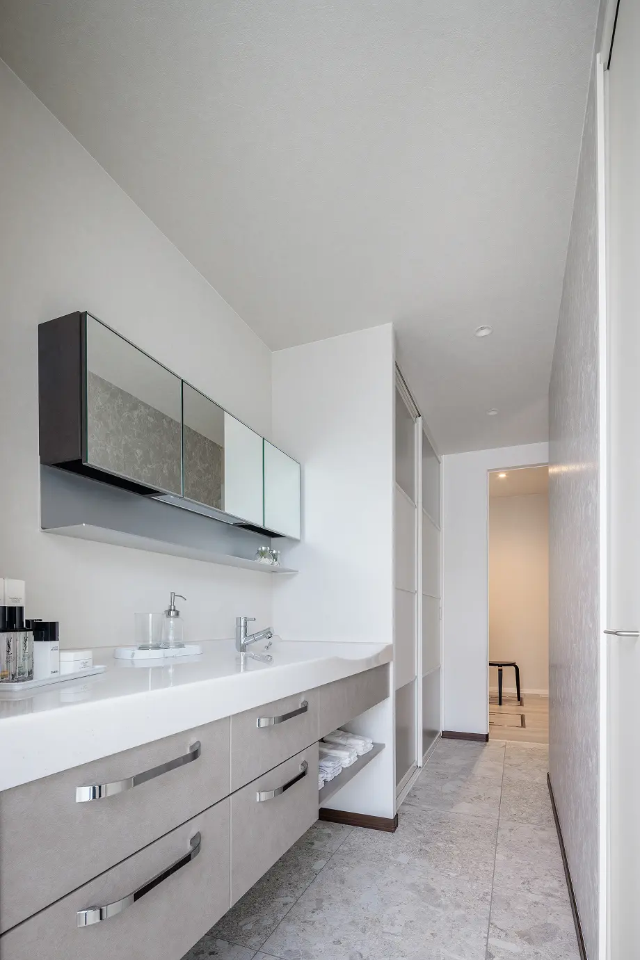 グレートーンでまとめたホテルライクな洗面所