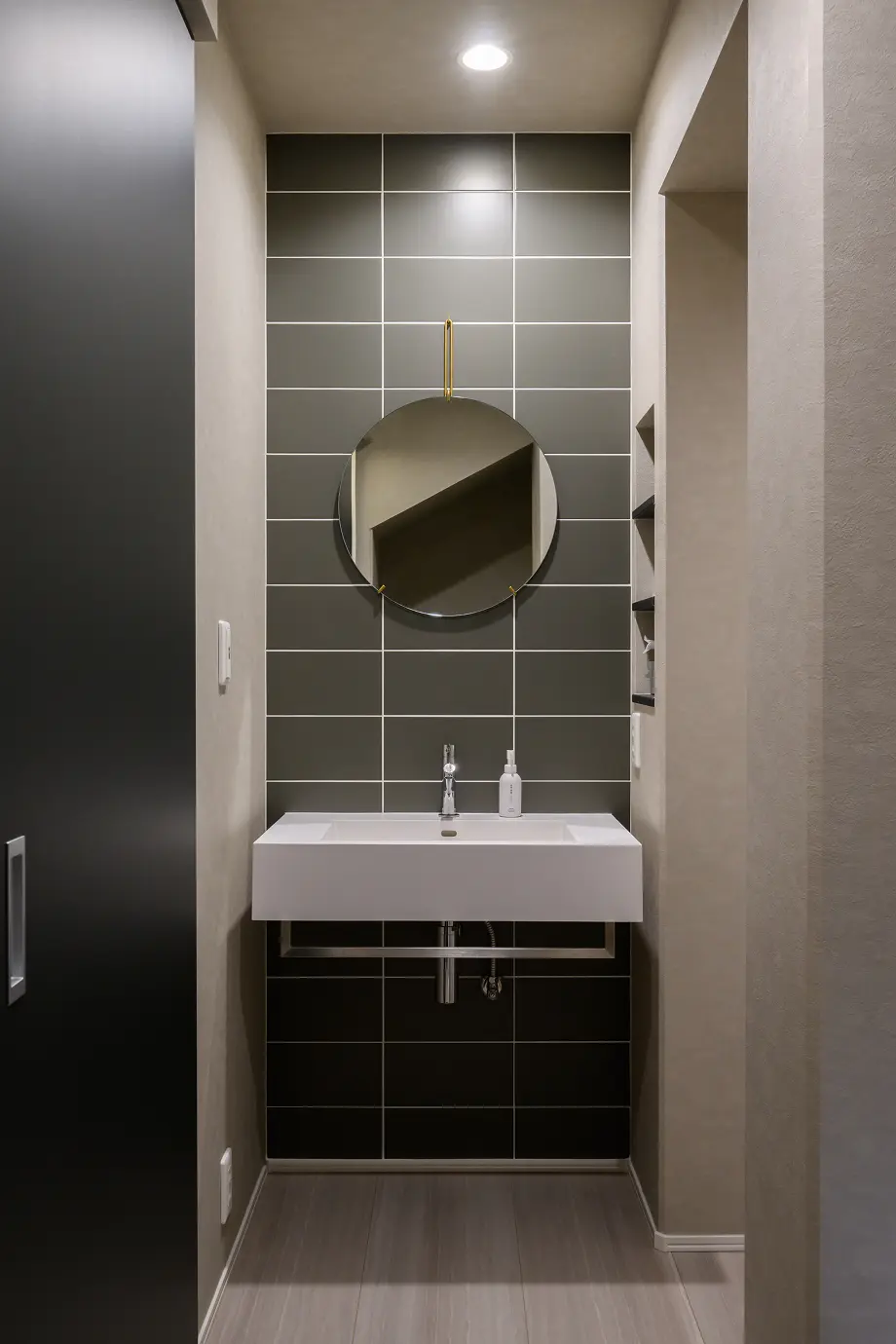 円形の鏡が印象的な高級感のある洗面所