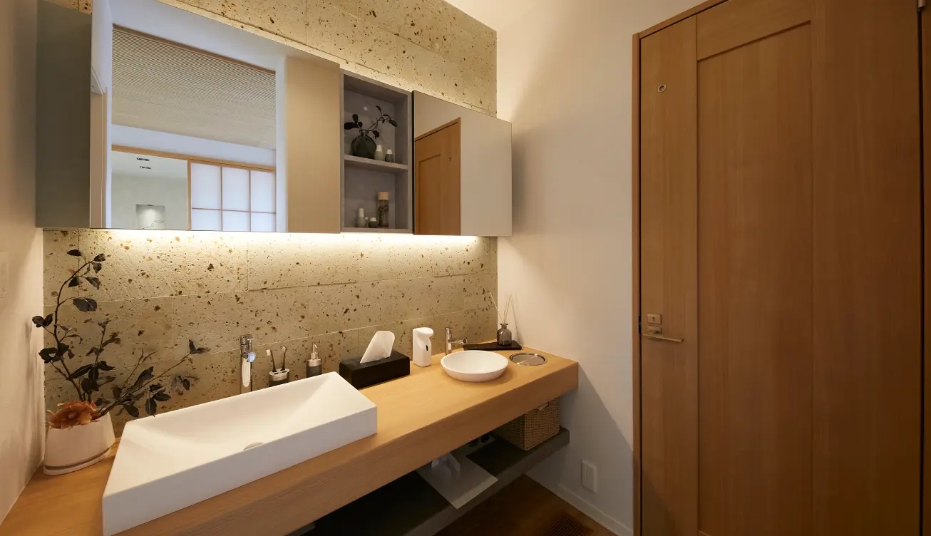 鏡に間接照明をつけたおしゃれな洗面所