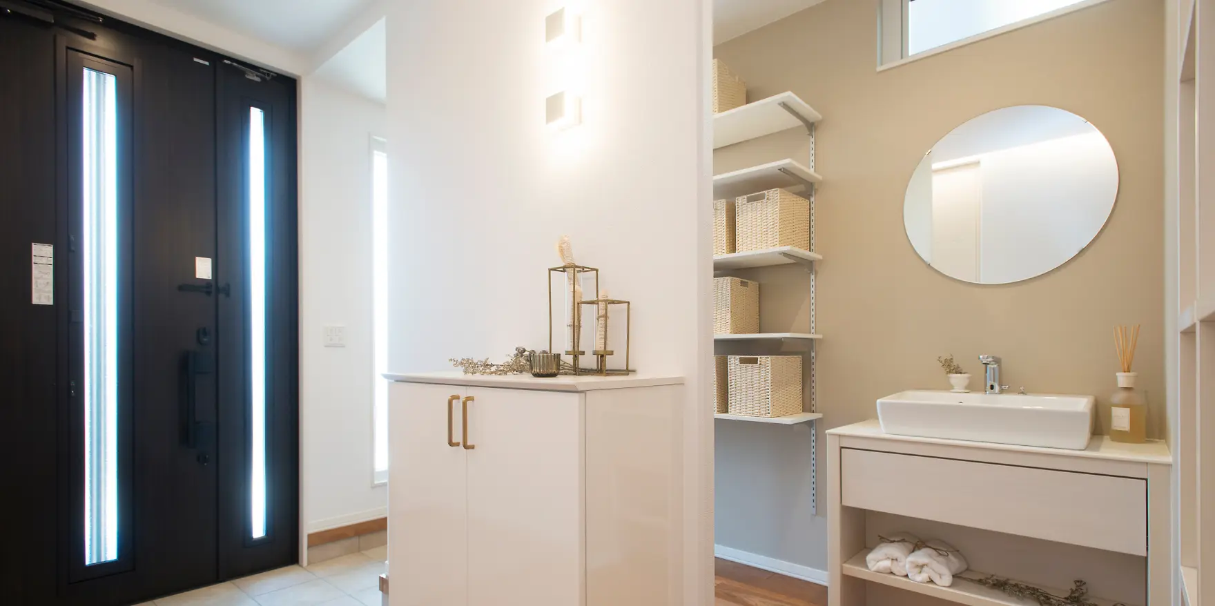 シューズクロークと手洗い場がつながる玄関