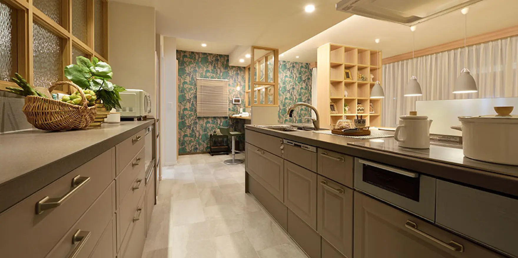 たくさんの引き出しを設けたキッチン