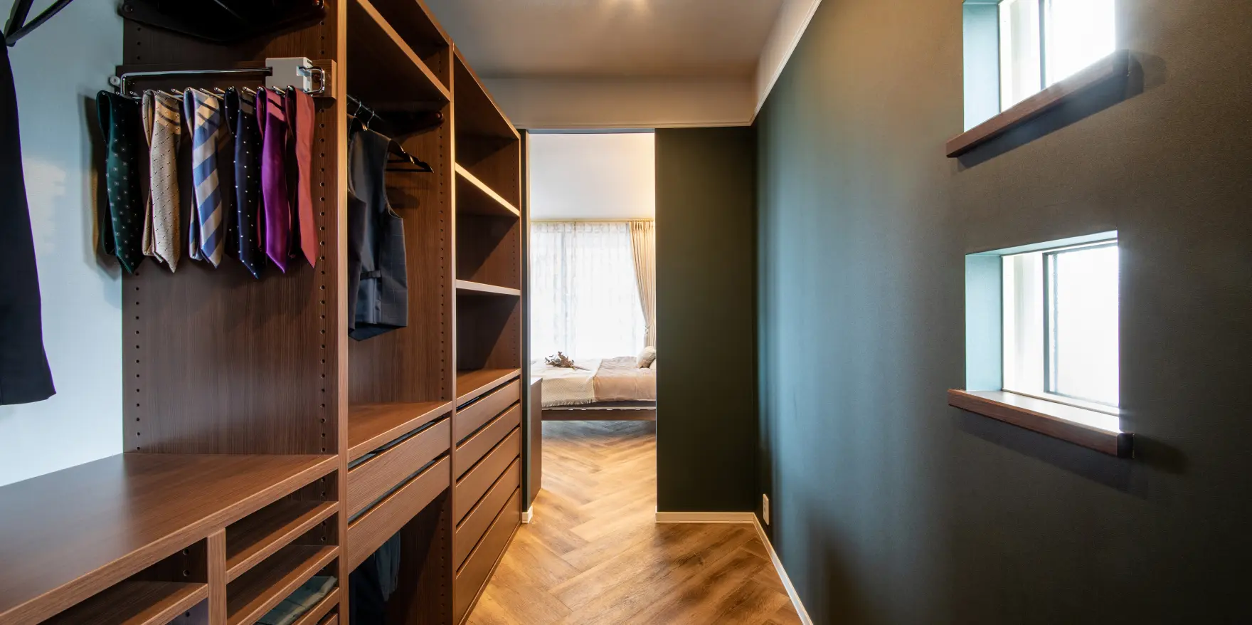 落ち着いたトーンでまとめたウォークインクローゼット