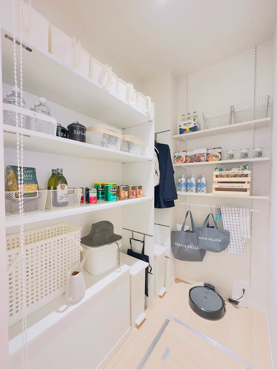 白を基調としたウォークインタイプのパントリー