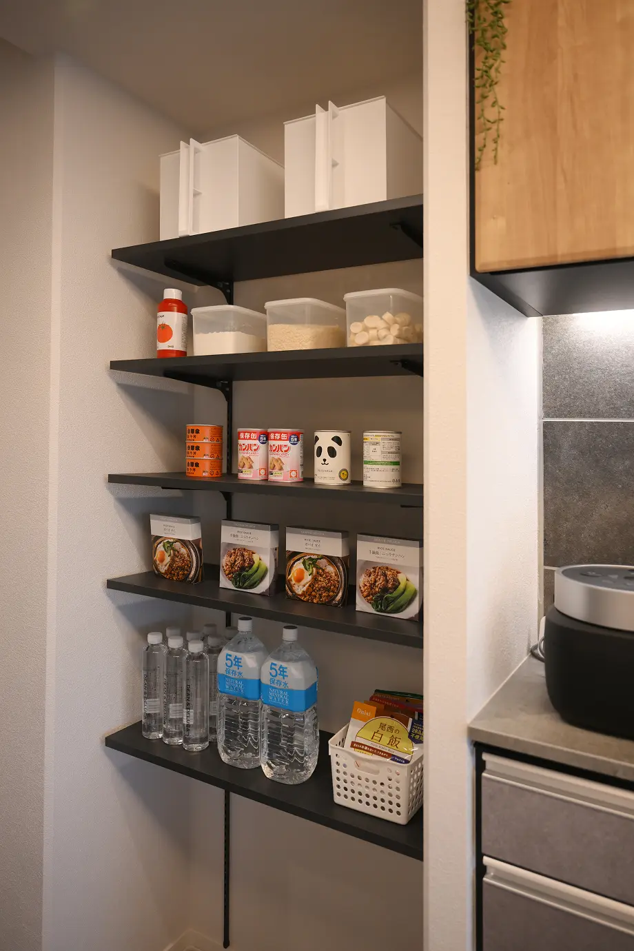 キッチン横に配置した壁面タイプのパントリー
