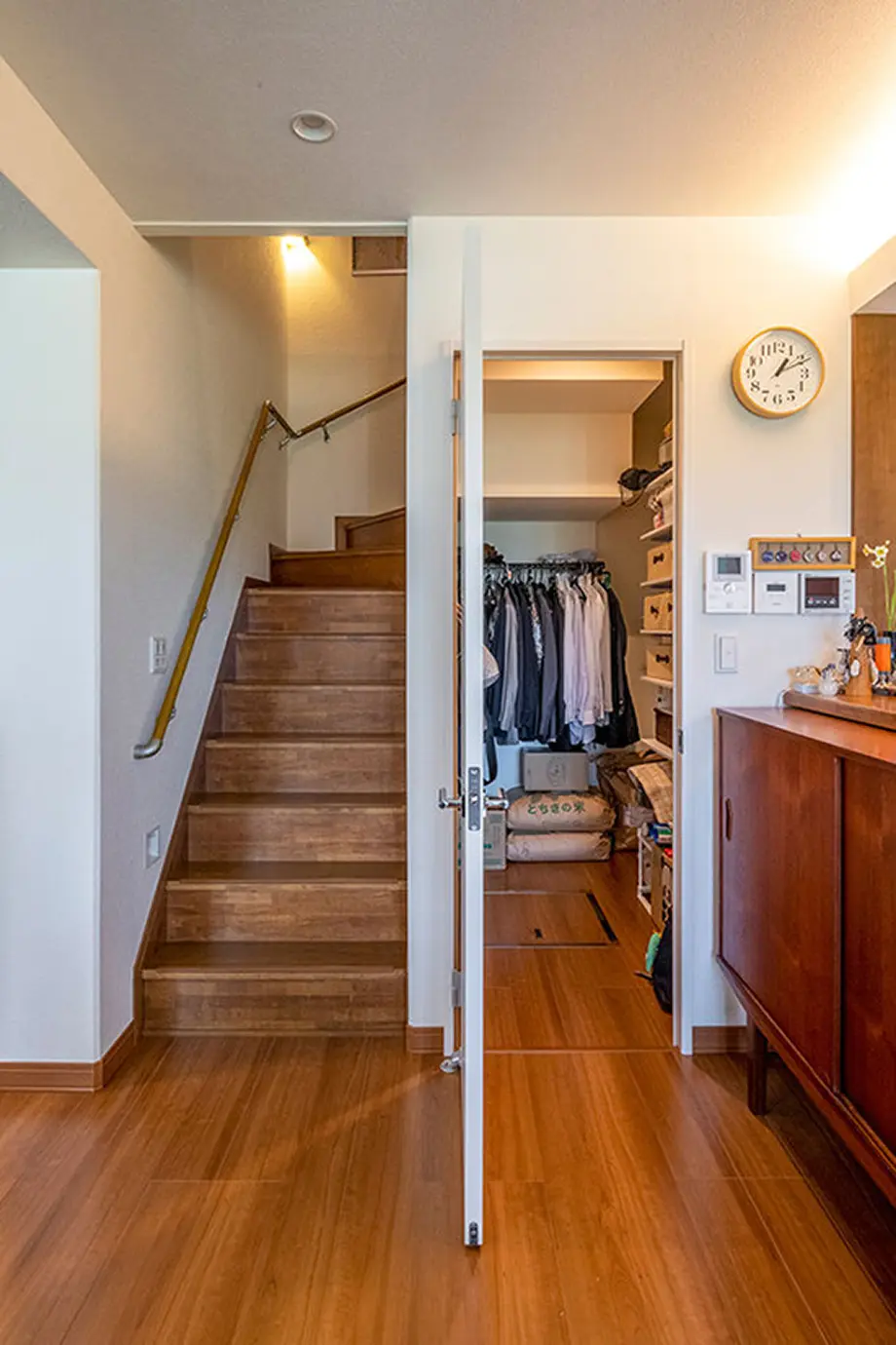 階段下に設けたパントリー