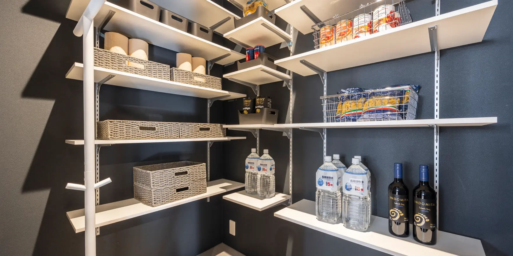 壁付けタイプのパントリー