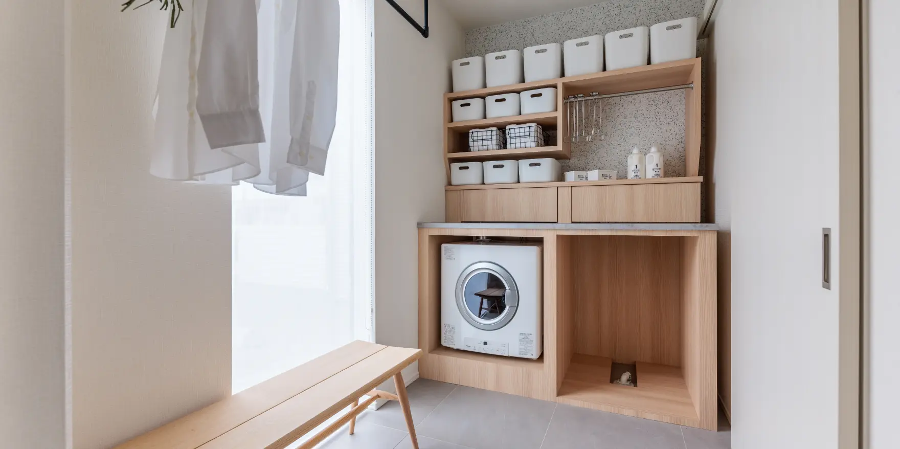 木目調の素材でまとめた温かみのあるランドリールーム