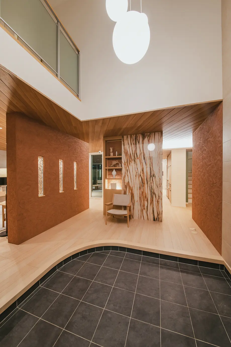 吹き抜けで開放感と上質感を兼ね備えた玄関