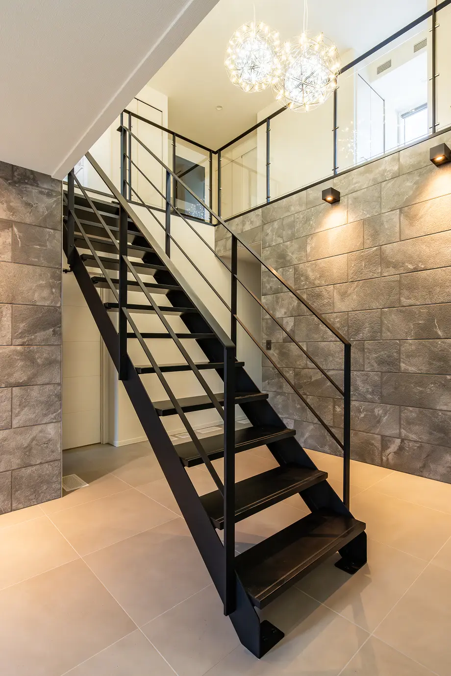 オープン階段と吹き抜けが印象的な開放感のある玄関ホール