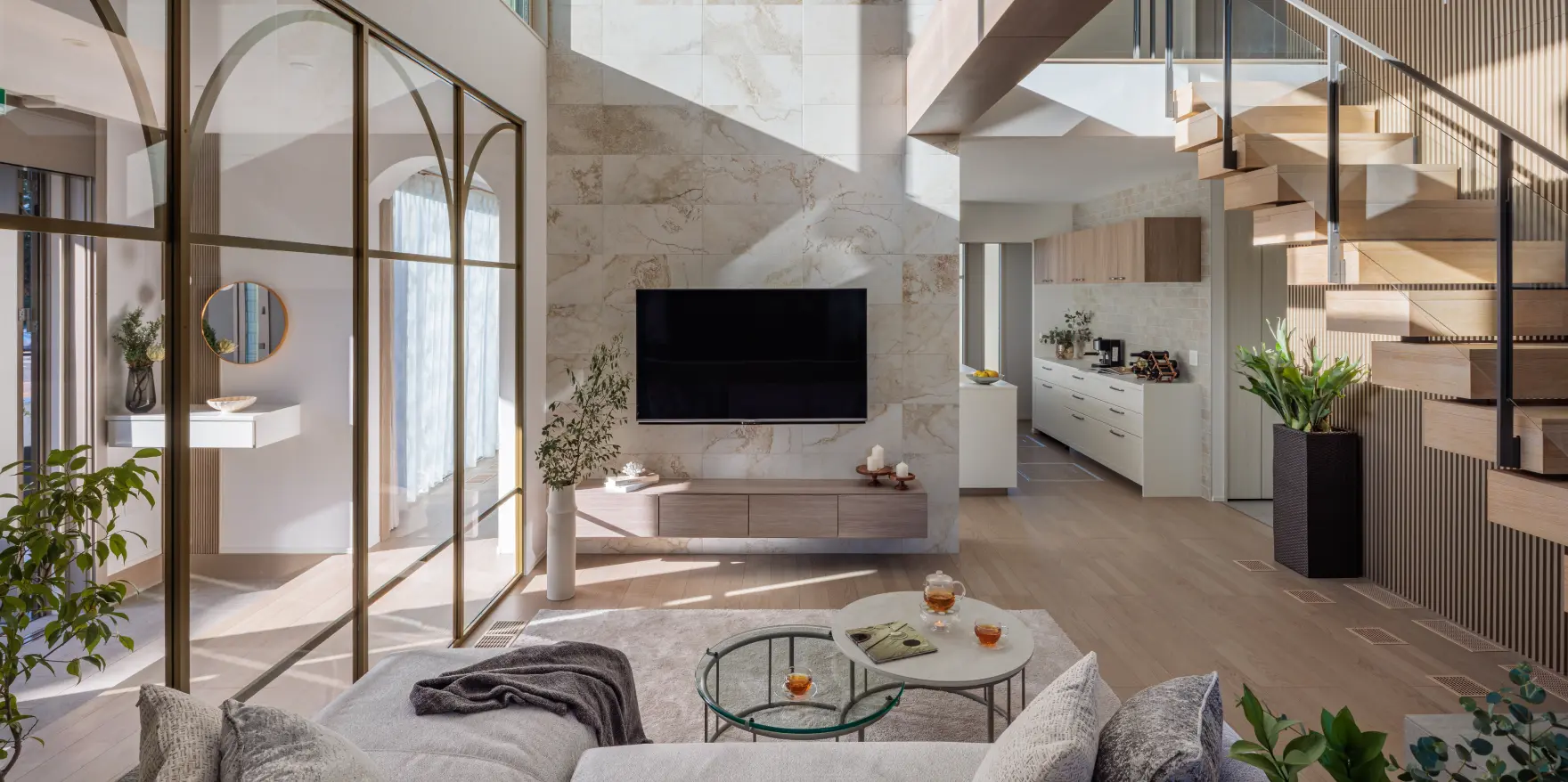 デザイン性の高い室内窓とオープン階段で洗練された印象のリビング