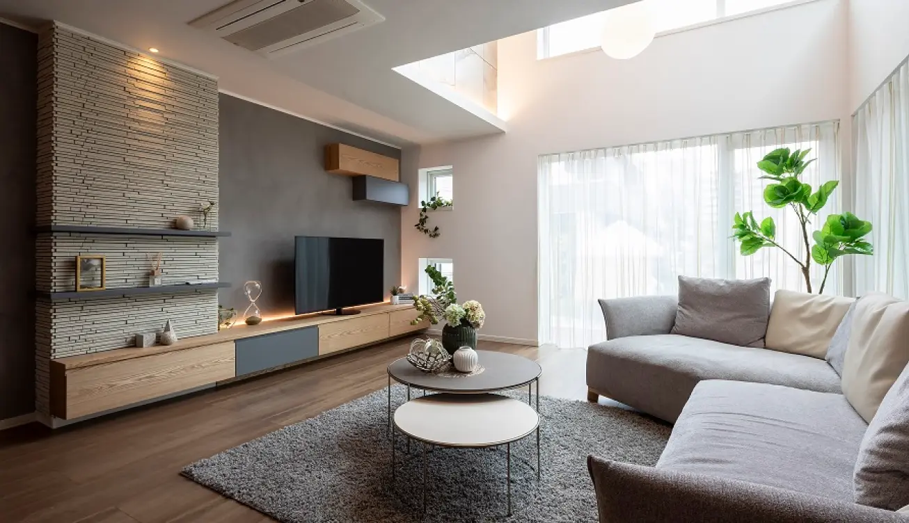 吹き抜けと大きな窓から光が差し込むリビング