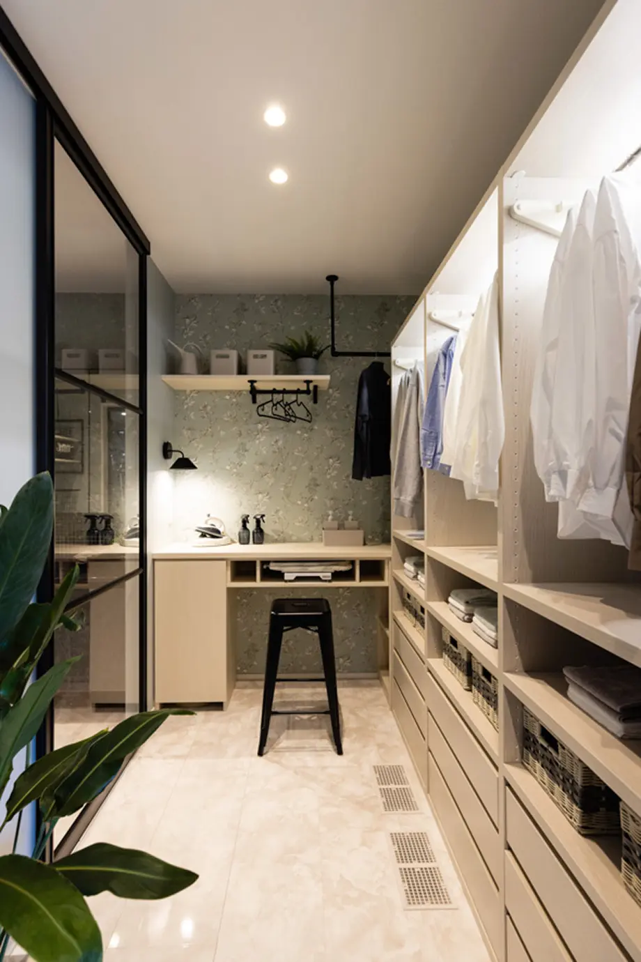 豊富な収納に作業台を備えたファミリークローゼット