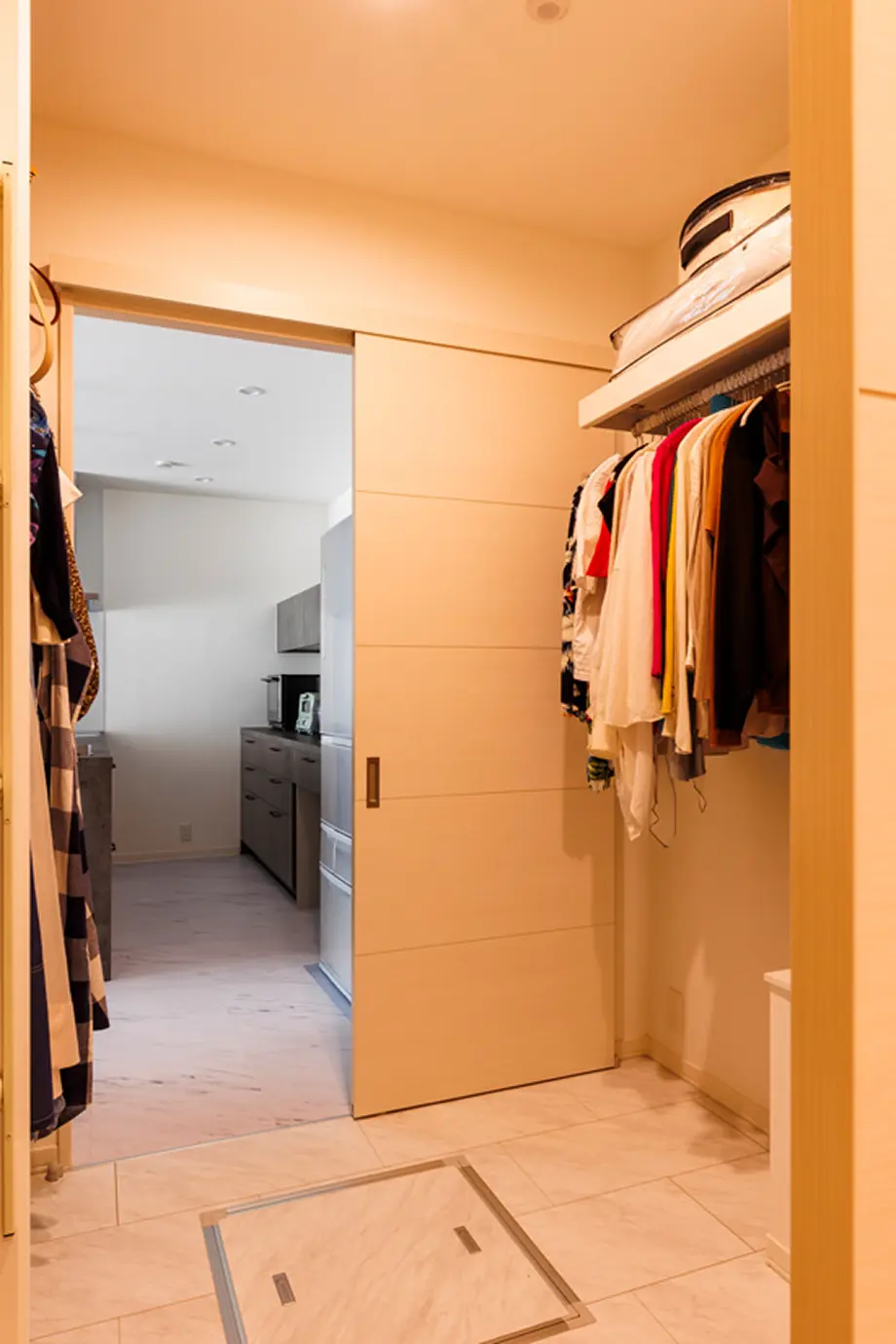 洗面室とキッチンを結ぶ動線上に設けたファミリークローゼット