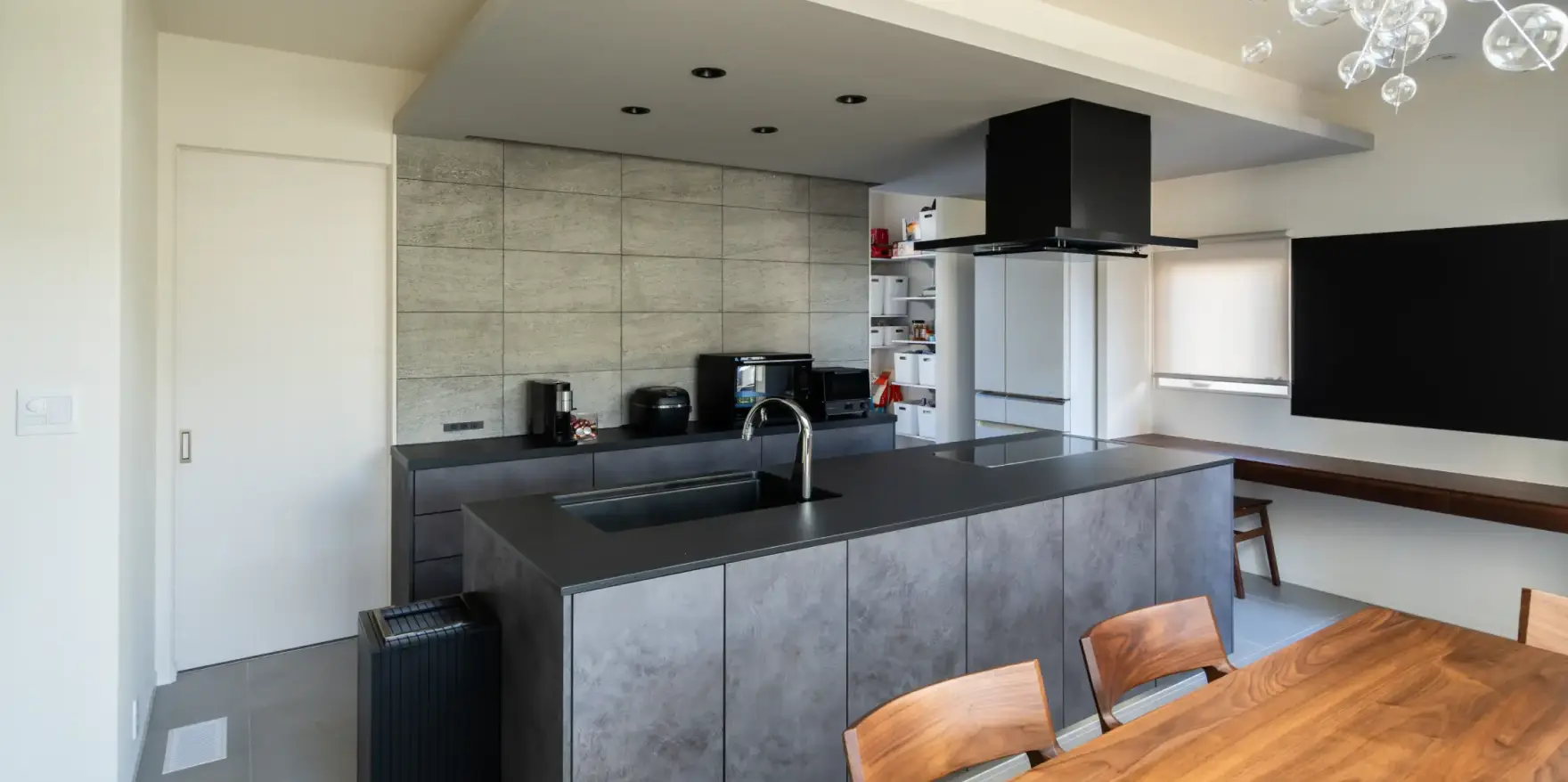 ブラックトーンでスタイリッシュな印象のアイランドキッチン