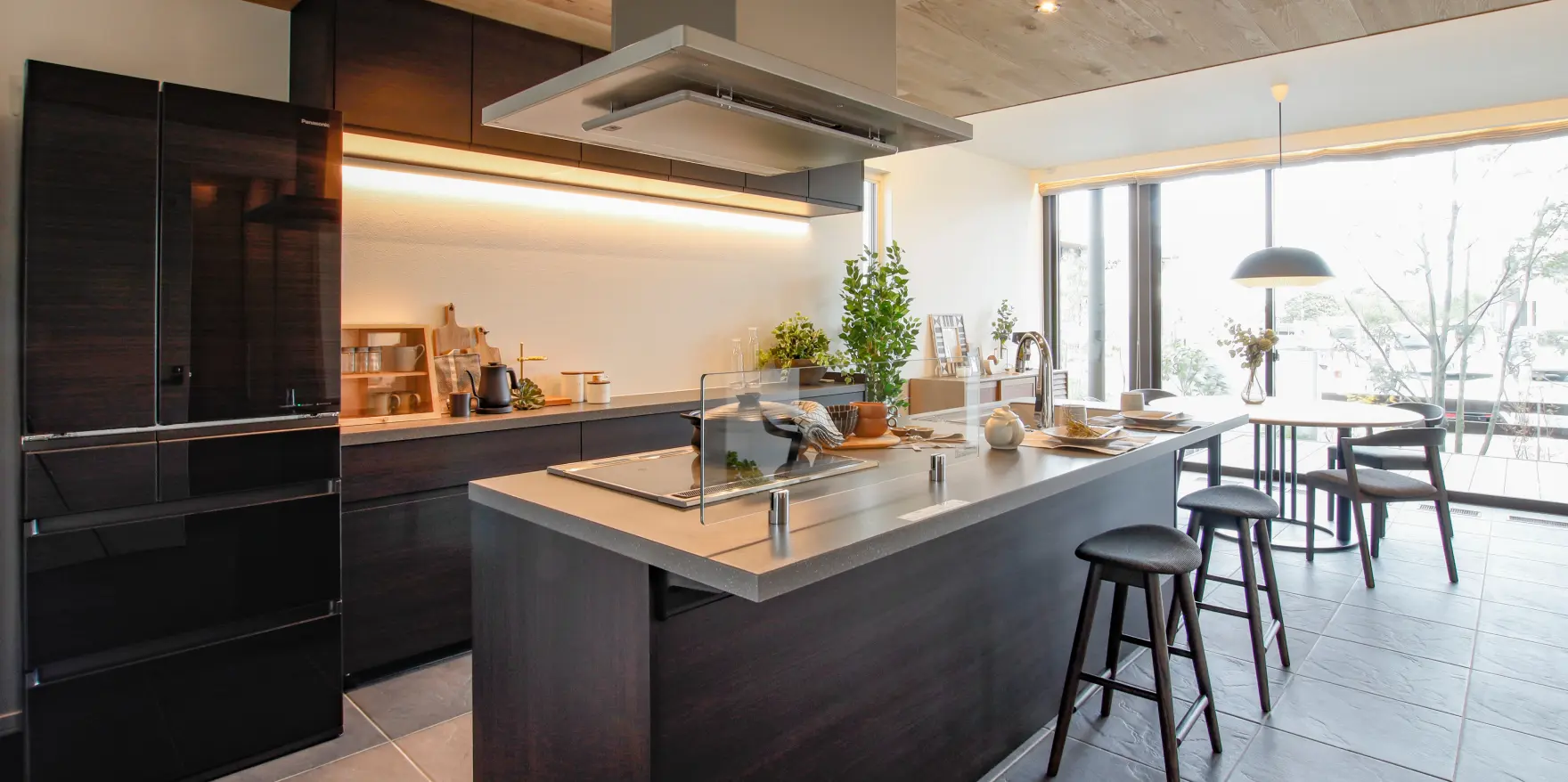 カウンター付きでそのまま食事を楽しむことができるアイランドキッチン