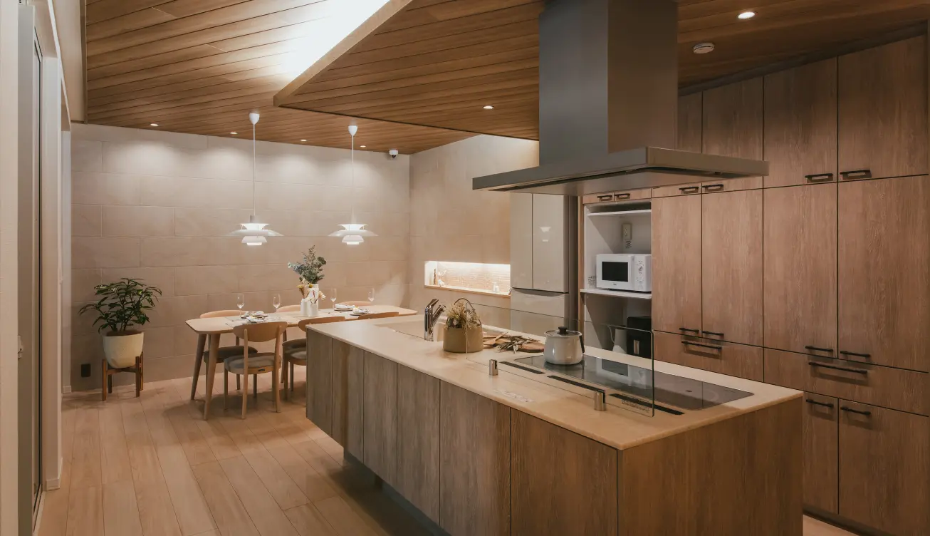 木目調でまとめた柔らかな印象のアイランドキッチン