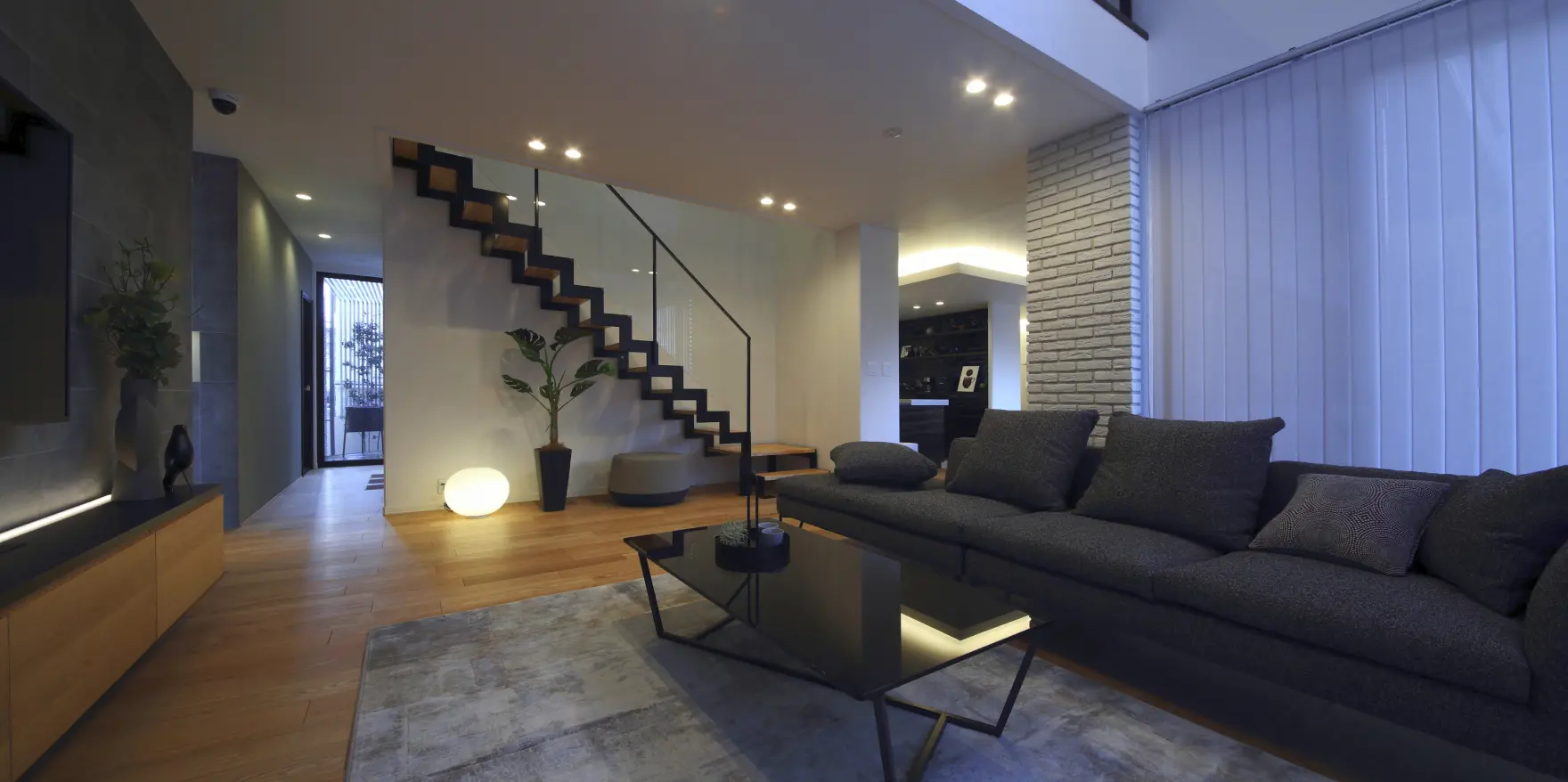 黒基調のインテリアとスケルトン階段が印象的なリビング