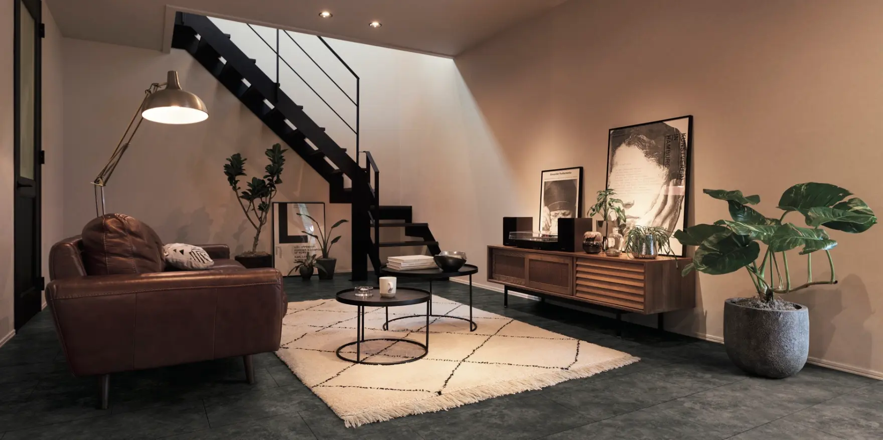 ブラック調のスケルトン階段とアートなインテリアが映えるリビング