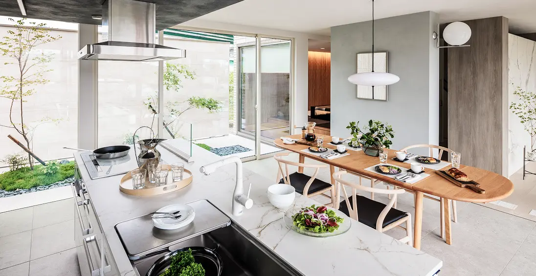 大開口から光が差し込む開放的なキッチン