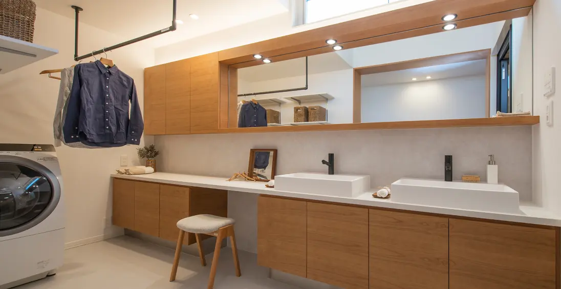 作業スペースを設けた洗面室・ランドリールーム