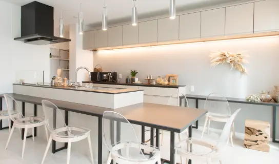 カウンターテーブルを併設したペニンシュラ型キッチン